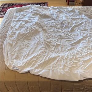 Queen mattress protector, great condition, protects against spills and dust